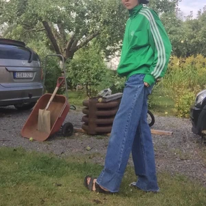 LEE JEANS ☠️ - Dessa as coola byxorna köpte jag på en secondhand för några år sedan! Måste Tyvär sälja då jag har för många jeans! De är riktigt retro och i fint fint skick!!💋