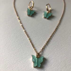 Halsband + örhängen från shein - Halsband + örhängen. Turkosa/ljusblå fjärilar. Aldrig använda. Frakten kostar 11kr ❣️