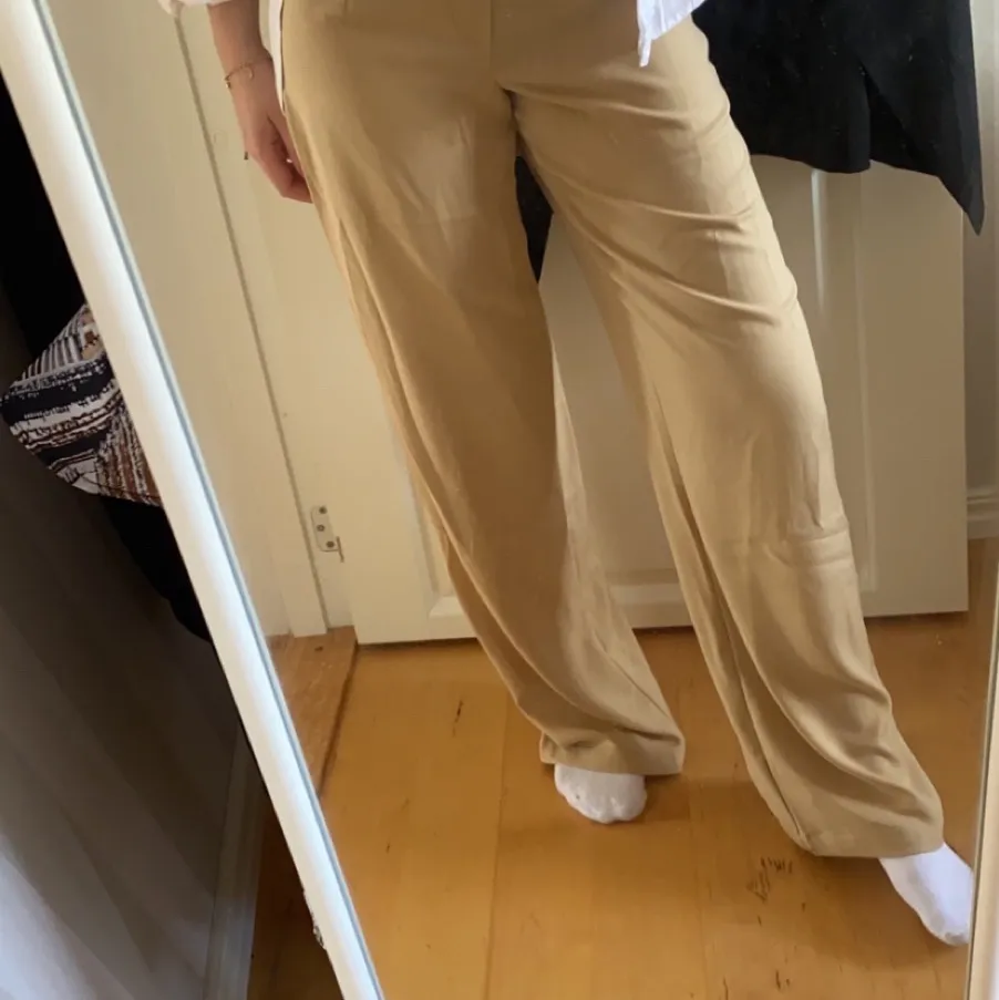 Jättefina beiga kostymbyxor från BIKBOK i storlek 36. Modellen heter Andrine trousers.Säljer pga att de tyvärr är för långa för mig:( är aldrig använda utan endast testade så är i nyskick! Köparen står för frakten:). Jeans & Byxor.