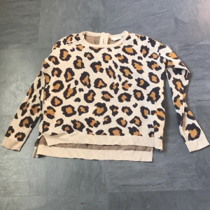  Leopard långärmad tröja -  Det är en Leopard tröja. Det är inte min stil så det är fel på den. Ni får betala frakten.💙 fraktpriset kan vi ta privat💙