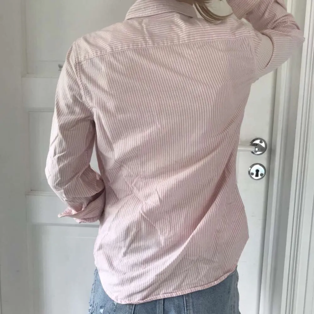 Skjorta från Ralph Lauren i storlek 16 år men passar perfekt om man är XS/S i vanliga fall. Rosa och vitrandig. Nypris ca 800 kr. Köparen står för frakten. Kontakta om du är intresserad!💞. Skjortor.