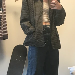 rutig jacka  - Rutig jacka med weekday vibbar, den är L så är over size på mig som är xs, det har två små hål i fodret så säljer den därför billigt, frakt 50kr🪐