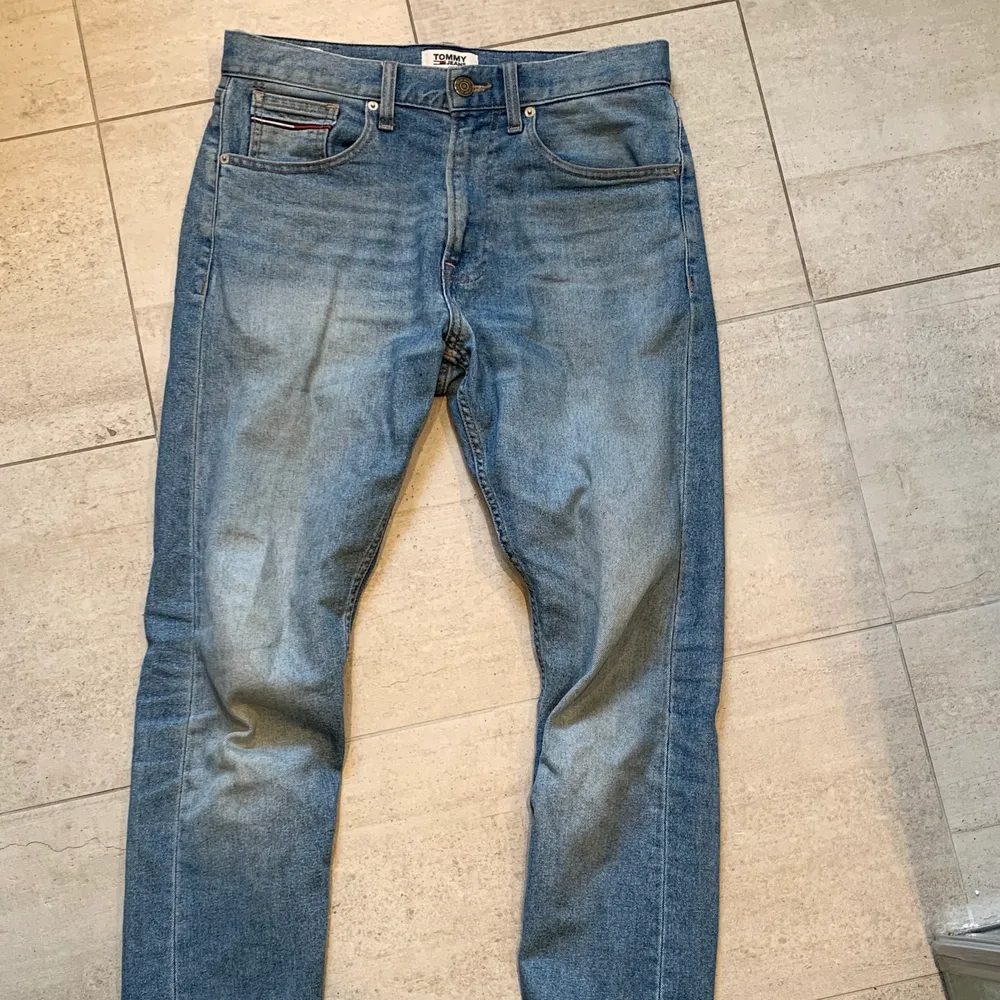 Blåa jeans från Tommy hilfiger . Jeans & Byxor.