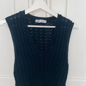 Zara Väst  - Säljer denna fina zara väst, använd en gång! Storlek M men skulle säga att passar en som har XS-L beroende på hur man vill att den ska sitta🖤                                                                                     Pris kan diskuteras!                                                                     200kr + frakt