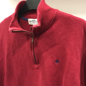 Polo tröja - Röd tröja med dragkedja o krage