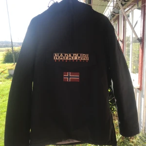 Napapijri jacka - Nyskick inte mycket använd nypris 2199kr  Bud är av intresse