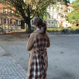 Kappa  - En tvåfärgad kappa i nyskick. Endast använd en gång. Perfekt att ha en stickad tröja under! Möts upp i Lund eller skickas mot frakt 50kr. ❤️❤️❤️