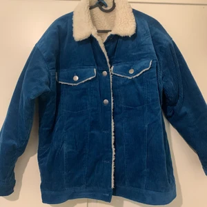 Manchester Jacka strl S - Jacka från Monki i Manchester-tyg. Storlek S. Inköpt -19 men aldrig använd. Den har bara hängt i garderoben. Katt finns i hemmet. Nypris 700kr. 