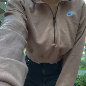 Cropped nike half zip up - Nike half zip up i i princip nyskick, använd ett fåtal gånger så därför nyskick! 💓 Buda i kommentarerna eller köp direkt för 275!