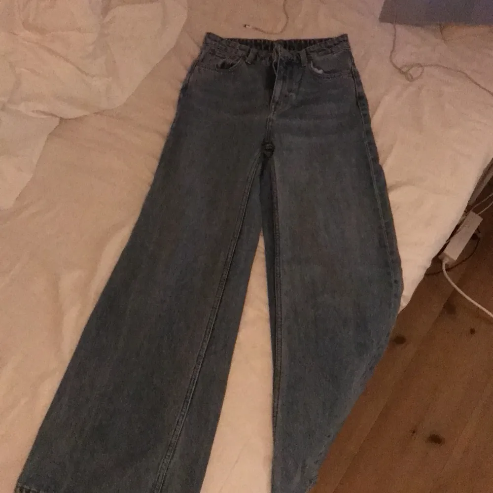 Weekdays populära ace jeans i jeansblå färg. Första bilden är en lånad bild då jeansen inte passar mig. Storlek W 25 L 32. Jeans & Byxor.