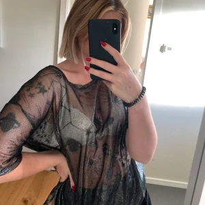 Meshtröja med glittriga detaljer - Säljer denna snygga topp!! Passar till både fest och vardag❤️