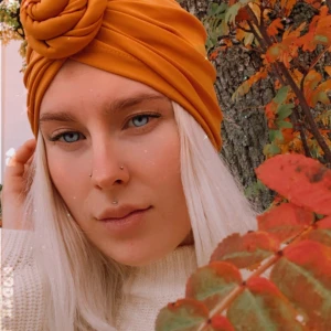 Gul turban - Turban i härligt stretchigt tyg. Andra bilden visar den sanna färgen, senapsgul. 