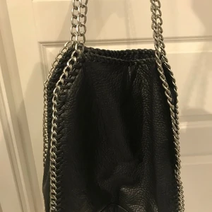 Kedjeväska - säljer denna  Stella McCartney liknande väskan💕