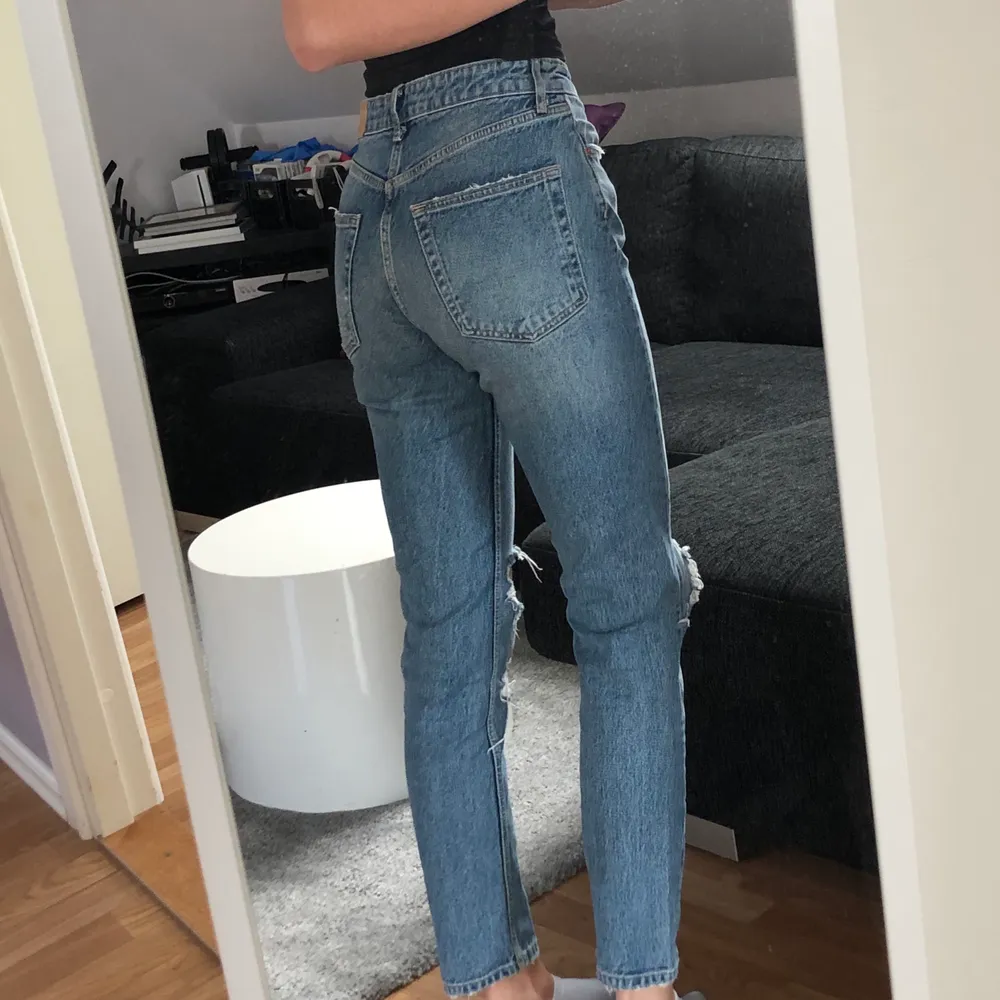 Jeans från Gina Tricot i strl 36💜💜 Bra skick! Lite korta för mig på 178 cm. ✨Köpare står för frakt men möts gärna upp✨. Jeans & Byxor.