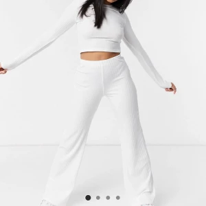 Mysigt set! - Säljer detta mysiga setet med ribbad överdel och underdel som jag endast haft på mig några enstaka gånger och som jag säljer för att jag vill köpa en annan färg. Från ASOS. Köpare står för frakten 🤍