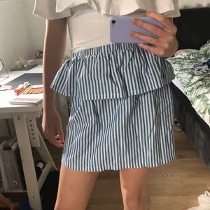 Kjol - Randig kjol som är köpt på secondhand men bara provat! Är för stor för mig. Men är i fint skick❤️