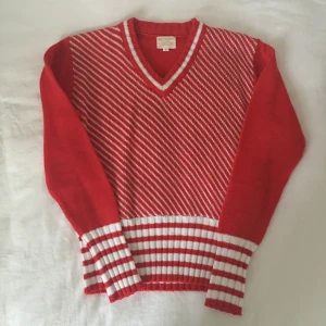 Stickad tröja  - Så fin stickad tröja köpt second hand!! Tröjan är i jättefin kvalite. Står ingen storlek men sitter bra på mig som är S. Säljer då jag har en liknande. Köpare står för frakt🧚‍♀️🧚‍♀️