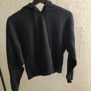 Svart hoddie i lite kort modell. - Storlek S