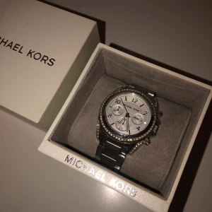 Michael Kors klocka - Klockan är i fint skick, och nypriss ligger på ca 2600kr.       Köparen står för frakten.