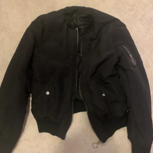 Bomberjacka  - I väldigt bra skick Frakt kan erbjudas 🌸  