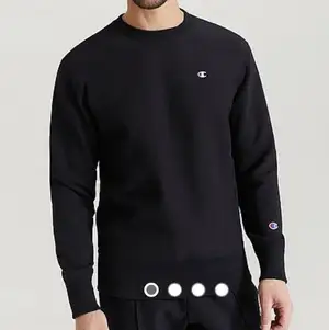Svart skit snygg sweatshirt från Champion i storlek M. Säljs pga kommer aldrig till användning. Nypris: runt 900. Buda från 350!☺️