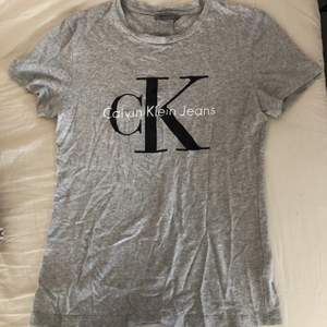 Snygg T-shirt från Calvin Klein i storlek S som är använd Max 5 gånger. Frakt tillkommer!!