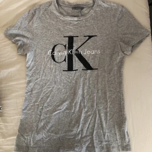 T-shirt - Calvin Klein - Snygg T-shirt från Calvin Klein i storlek S som är använd Max 5 gånger. Frakt tillkommer!!