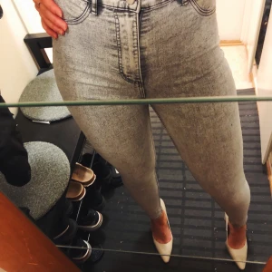 Snygga jeans från Zara - Supersnygga, tighta jeans från zara. Superstretchiga. Strl. 36 men passar 34 också.