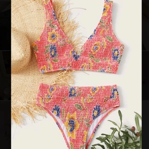 Snygg bikini - Skit snygg bikini! Storlek L men är som en M pga materialet. Aldrig använd, frakt tillkommer