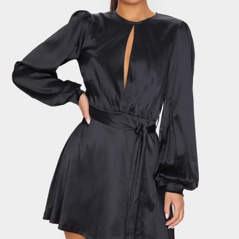 Helt ny klänning i svart sidenmaterial i storlek S. Säljer pga fel storlek . Klänningar.