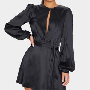 Helt ny klänning i svart sidenmaterial i storlek S. Säljer pga fel storlek 