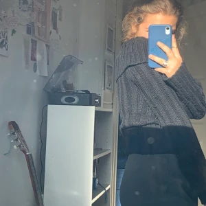 Stickad tröja - En stickad tröja med väldigt snygg passform och stor krage🖤🖤