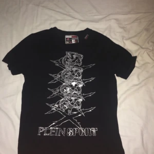 Plein sport - Hej. Då säljer jag min plein sport tshirt som är använd ett fåtal gånger faktiskt mindre än 5. T-shirten är oanvänd eftersom att den är för stor för mig. Strl M. Ordinare priset på T-shirten är 2000kr. Tyvärr så finns inte kvittot, tappade bort det. 