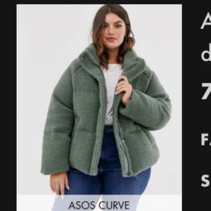 Teddyjacka - VÄRLDENS mysigaste teddyjacka från Asos!!! Knappt ett år gammal, storlek 46. Så jääävla skön och varm. Nypris 800 kr. HÄMTAS gärna upp i Stockholm då den är lite stor att skicka. Vill du verkligen ha denna men inte bor i Sthlm? Skriv så löser vi det💜