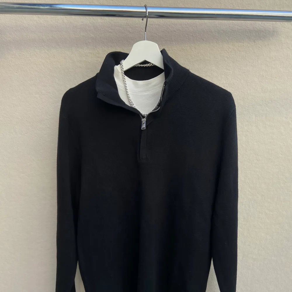 Säljer min helt oanvända svarta tröja i storlek M, då jag inte hittat tillfälle till att använda den 🌈🌈  den är mjuk och lite tjockare nu till höst/vinter 🍂🌨  Skriv till mig om du är intresserad, köpare står för frakten! ✨📦📪 . Tröjor & Koftor.
