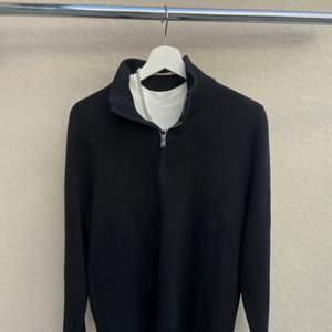 Säljer min helt oanvända svarta tröja i storlek M, då jag inte hittat tillfälle till att använda den 🌈🌈  den är mjuk och lite tjockare nu till höst/vinter 🍂🌨  Skriv till mig om du är intresserad, köpare står för frakten! ✨📦📪 