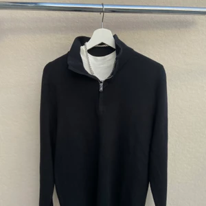 Half-zip tröja - Säljer min helt oanvända svarta tröja i storlek M, då jag inte hittat tillfälle till att använda den 🌈🌈  den är mjuk och lite tjockare nu till höst/vinter 🍂🌨  Skriv till mig om du är intresserad, köpare står för frakten! ✨📦📪 