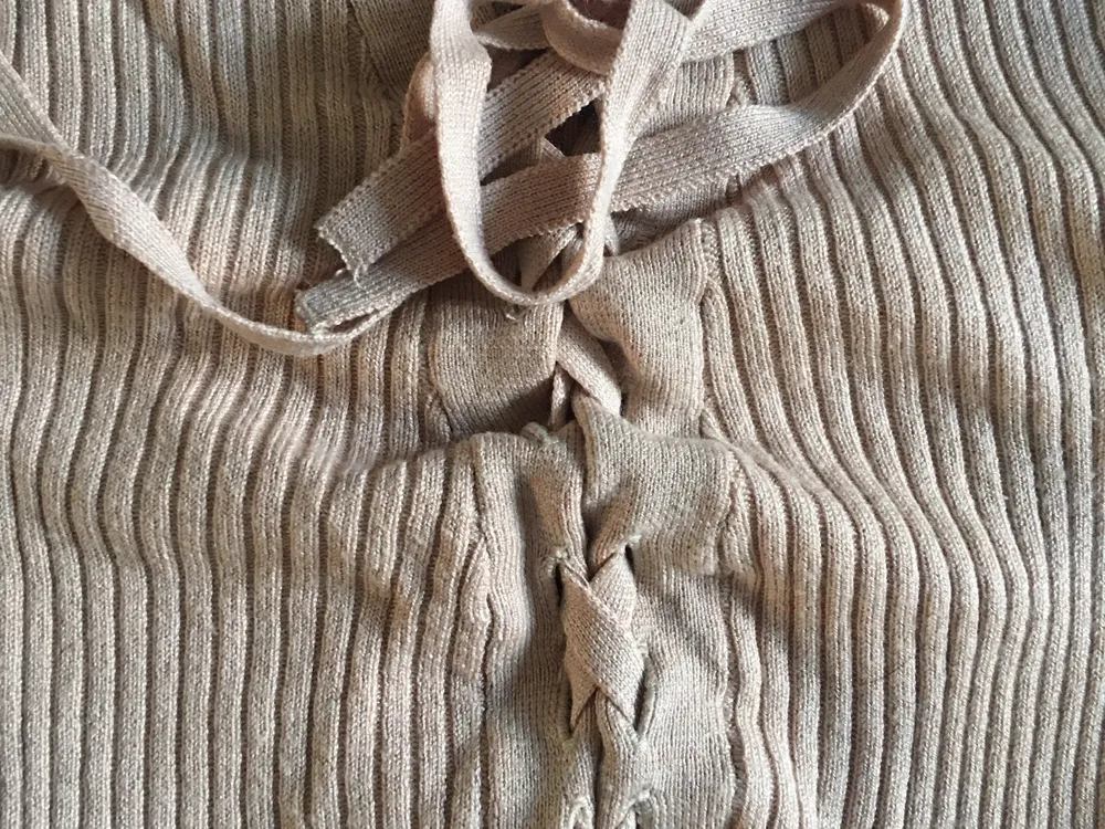 Säljer en snygg beige hm tröja som har blivit för liten för mig 💕 den är i storleken xs och är rippad 💕 har knytning i mitten som man ser på bilden i mitten 💕 frakten ingår . Tröjor & Koftor.