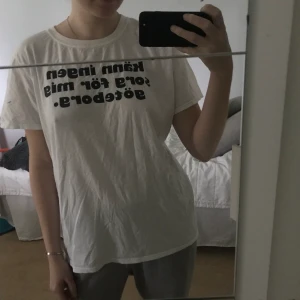 Håkan Hellström  - ”Känn ingen sorg för mig göteborg”, köpt på en Håkan konsert. Superfin, skönt material och perfekt till ett Håkan fan!