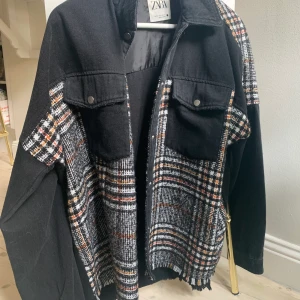 skjorta från zara - Säljer min sjukt snygga skortjacka från zara, med textildetaljer. nästintill oanvänd 