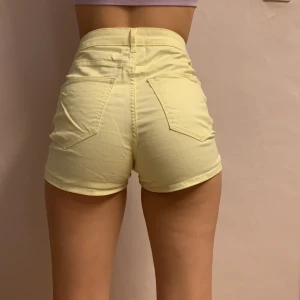 Gula shorts från h&m - Sköna gula shorts från h&m. Inget fel på de säljer bara för att jag inte använder längre. Köpte de för 200 och säljer för 100. 