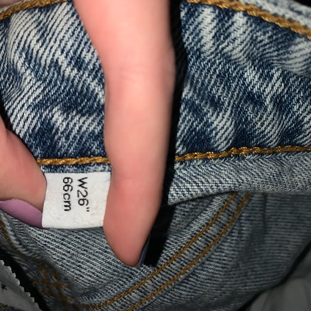 säljer dessa collusion jeansen då de var för små för mig (notera dåliga bilder). de är i strl W26 men jag skulle säga att de är en aning mindre i storleken. super fina helt oanvända med prislappar kvar och ordinarie pris är 349kr<3. Jeans & Byxor.