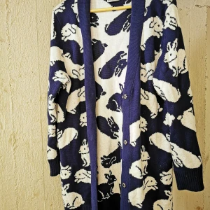 WESC Cardigan - Superunik Cardigan från WESC. Storlek Medium. 60% bomull och 40% akryl. Mörkblå och vit