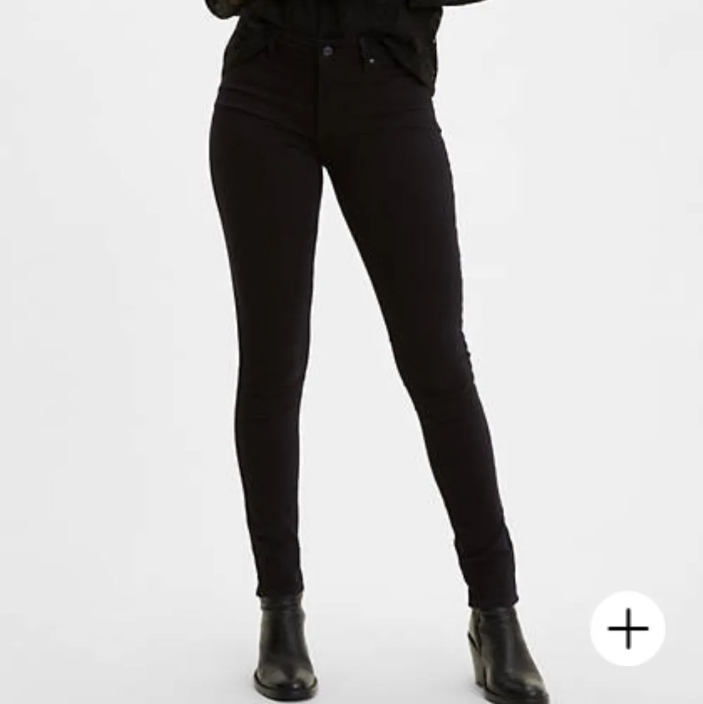 Ett par svarta skinny jeans från Levis. Modell 711 skinny. Jättebra sick😊 frakt kostar 55kr . Jeans & Byxor.