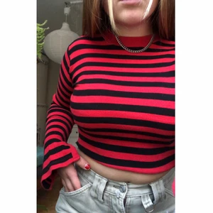 tröja från Carlings strl XS✨ - säljer denna coola randiga tröjan med snygga slitsar i armarna från carlings i strl XS, den är välidigt stretchig så den passar även S & M✨ Säljer tröja pga att jag inte andvänder den💕 bra skick👍🏼 