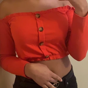 Off shoulder tops.💓 - För en av tröjorna blir det 40kr Och för både 80kr (utan frakt) kan också passa olika storleker man kan dra i dem