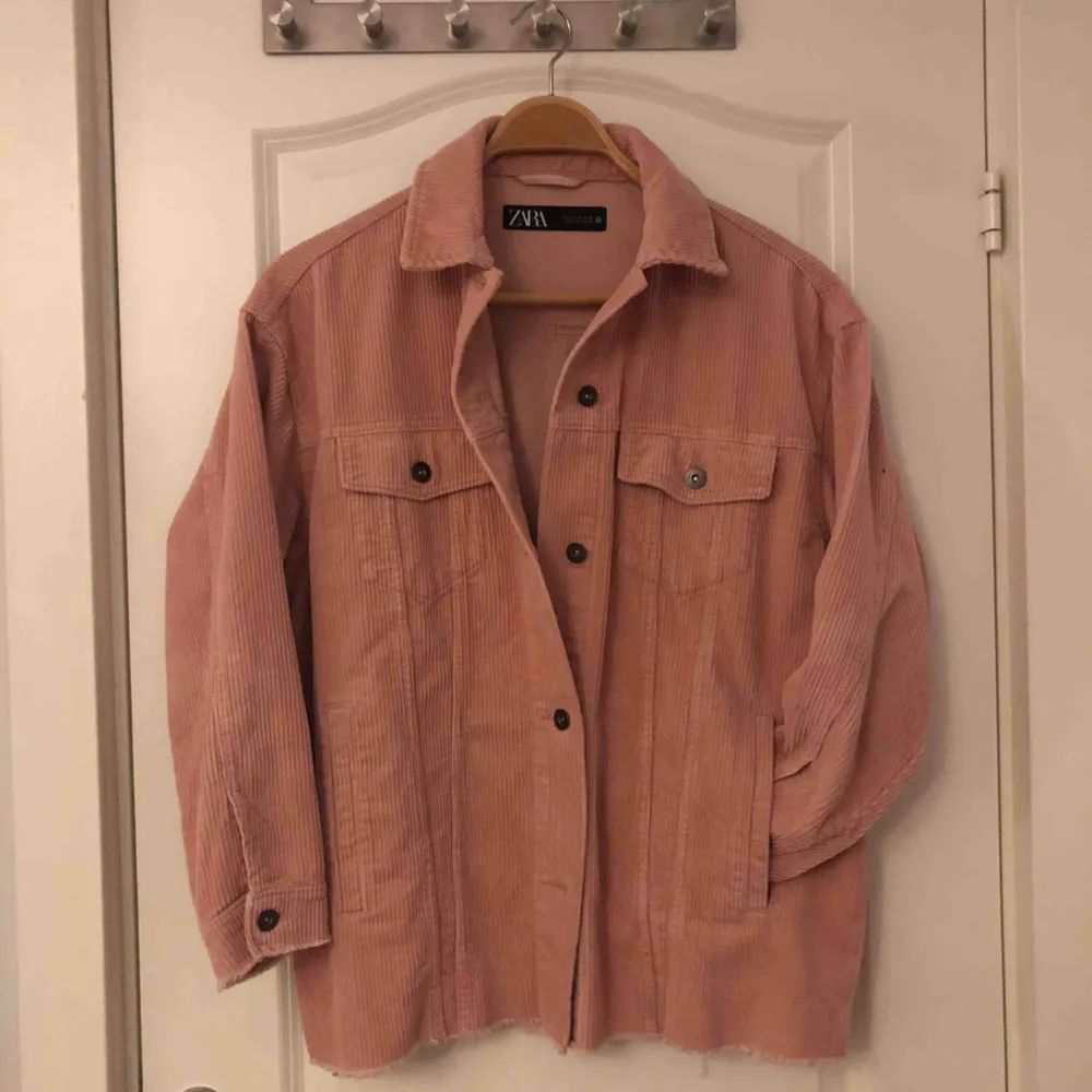 Säljer denna rosa skjortjacka i manchester från Zara. Storlek S men den är oversize så den känns som M/L. Har en till i grön och därför säljer jag den här. Köpte jackan den här sommaren och är därför sparsamt använd och i bra skick.. Jackor.