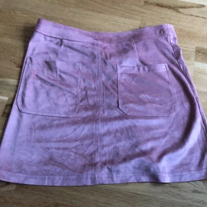 Kjol i storlek 36 - En rosa kjol i storlek 36. Använd några gånger men är i ett fint skick. 