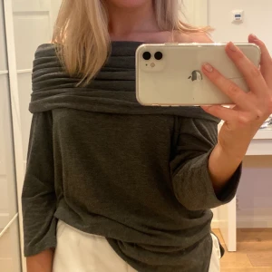 Tröja - Supersnygg grå offshoulder tröja från NA-KD, storlek xs. Använd få gånger🖤 150kr + frakt