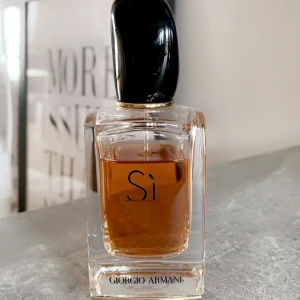 Armani Sí - Säljer min Armani Sí (50ml) för 300kr exklusive fraktkostnad. Nypris i butik 915:-, som det syns på bilden har den använts så därav prisavdraget.
